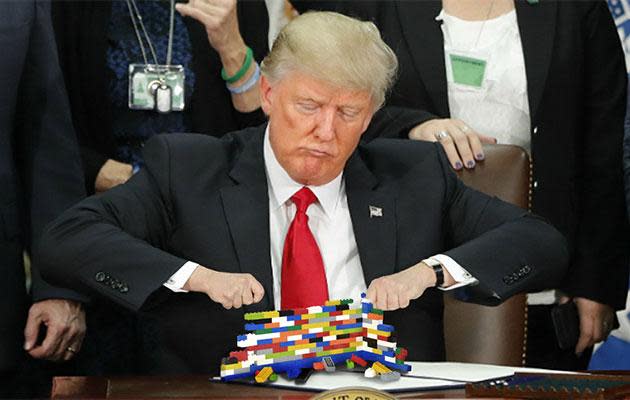 Trump pen snap spawns string of memes