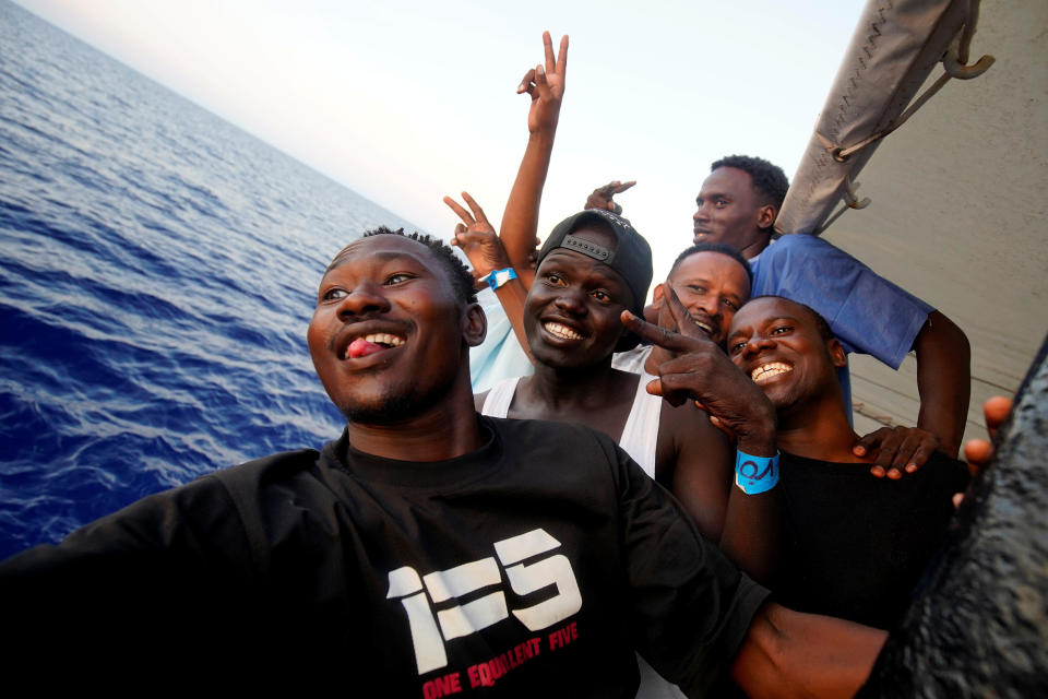 <p>Mohamed, de 21 años, se hace un selfie con sus amigos a bordo del bote (REUTERS/Juan Medina). </p>