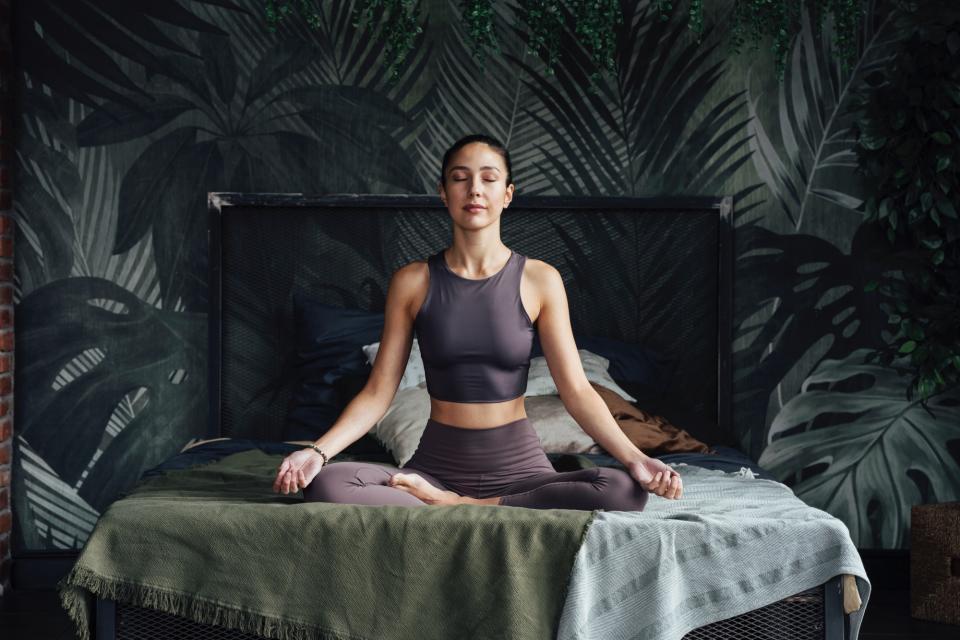 睡前瑜珈、伸展等緩和的運動幫助釋放身體緊繃感（圖：Getty Image)