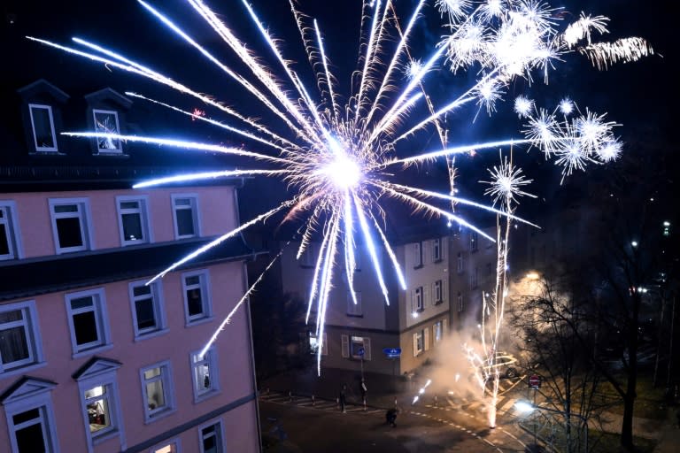 In der Oberpfalz in Bayern ist ein 18-Jähriger in der Silvesternacht durch die Explosion eines Böllers getötet worden. Laut Polizei warf er den Knallkörper in ein Rohr. Dieser explodierte, während der 18-Jährige seinen Kopf über die Öffnung hielt. (Kirill KUDRYAVTSEV)