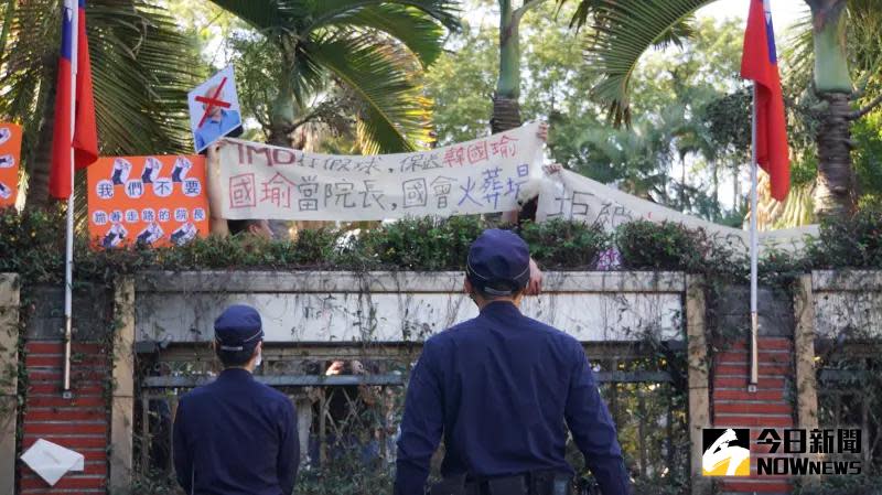 ▲韓國瑜選立法院長，民眾在立院外舉布條抗議。(圖／記者呂炯昌攝，2024.02.01)