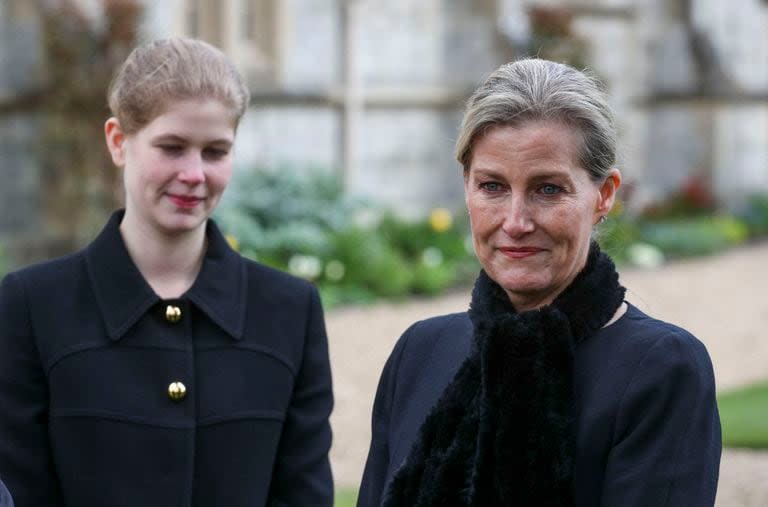 Lady Louise Mountbatten Windsor junto a su madre Sofía Rhys-Jones