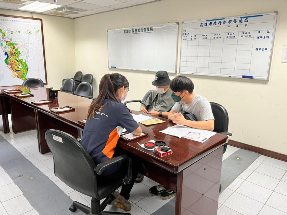 高雄市政府8月啟動長者與身障者換居社會住宅計畫，協助65歲以上長者及身障市民換居有電梯的社會住宅，26日完成高雄市首例長者換居簽約入住。（高雄市都發局提供）