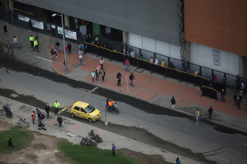 Una vista aérea muestra a personas en las afueras de un centro comercial durante la cuarentena para combatir la expansión del coronavirus en Bogotá