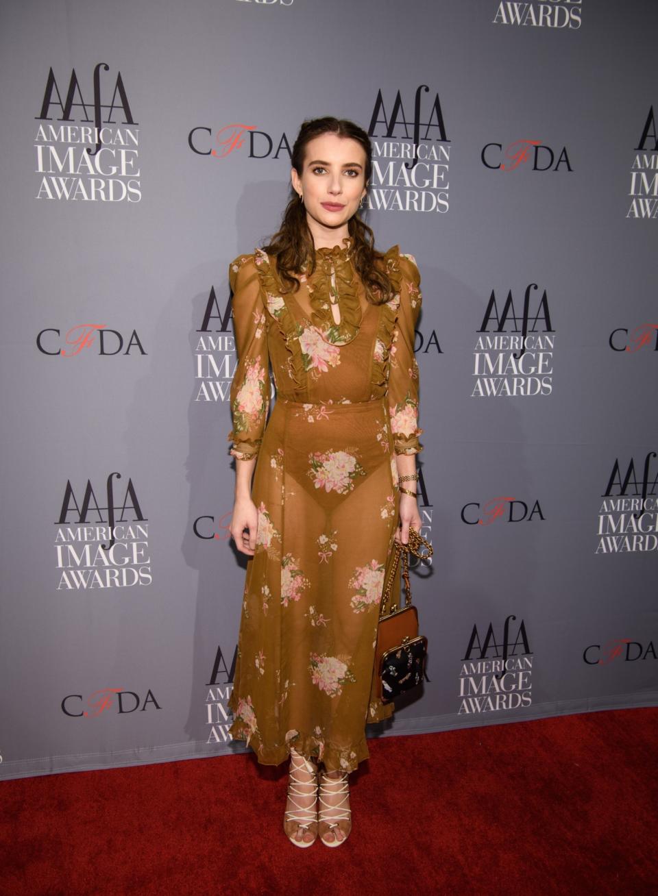 <p>Emma zeigte in diesem Vintage-Kleid mit Blumenmuster wie man ein transparentes Kleid trägt.<br>[Bild: Getty] </p>