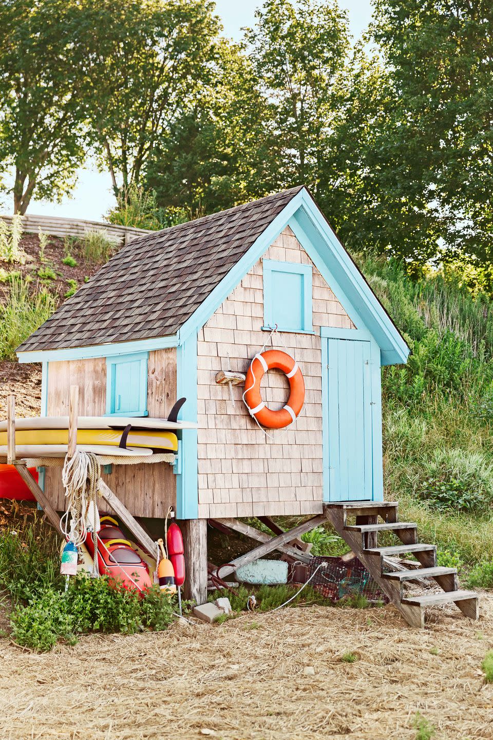 <p>This New England shack makes us want to kick off our sandals and head straight for the shore. A colorful exterior is contrasted beautifully by faded Cape Cod shingles.</p><p><a class="link " href="https://www.amazon.com/Tiny-House-Live-Small-Dream/dp/0525576614?tag=syn-yahoo-20&ascsubtag=%5Bartid%7C10050.g.1887%5Bsrc%7Cyahoo-us" rel="nofollow noopener" target="_blank" data-ylk="slk:SHOP TINY HOUSE COFFEE TABLE BOOKS;elm:context_link;itc:0;sec:content-canvas">SHOP TINY HOUSE COFFEE TABLE BOOKS</a></p>