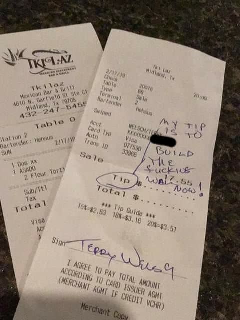En lugar de una propina, un cliente del Tkilaz Mexican Restaurant Bar and Grill en Midland, Texas, le dejó una nota insultante a su camarero. (Foto: Facebook/Hehsus Baeza)
