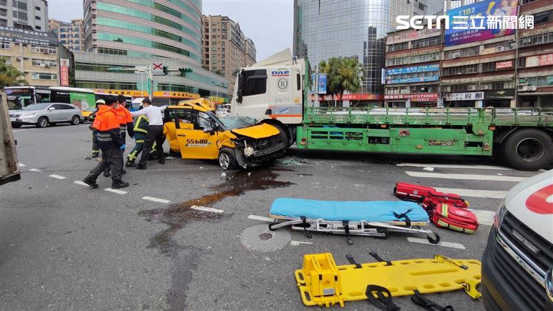 台北市民權東路六段及成功路二段口發生計程車追撞6車事故。（圖／翻攝畫面）