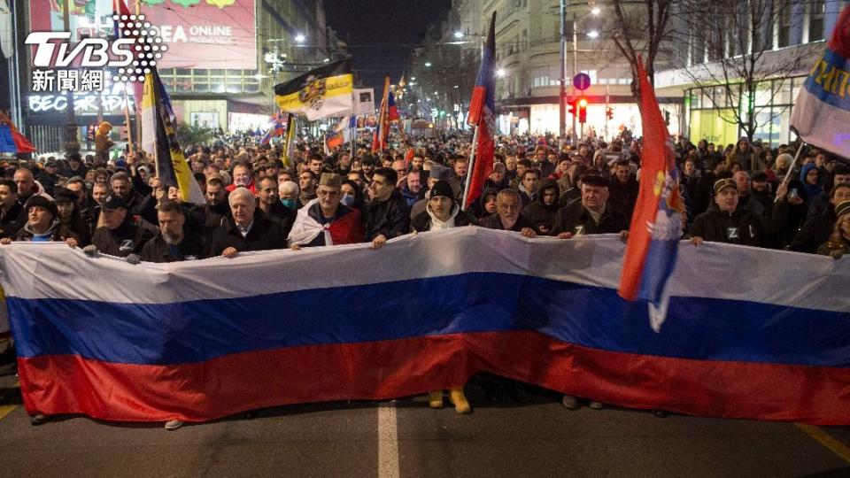 塞爾維亞人在首都貝爾格萊德拿俄羅斯國旗、唱俄羅斯國歌。（圖／達志影像美聯社）