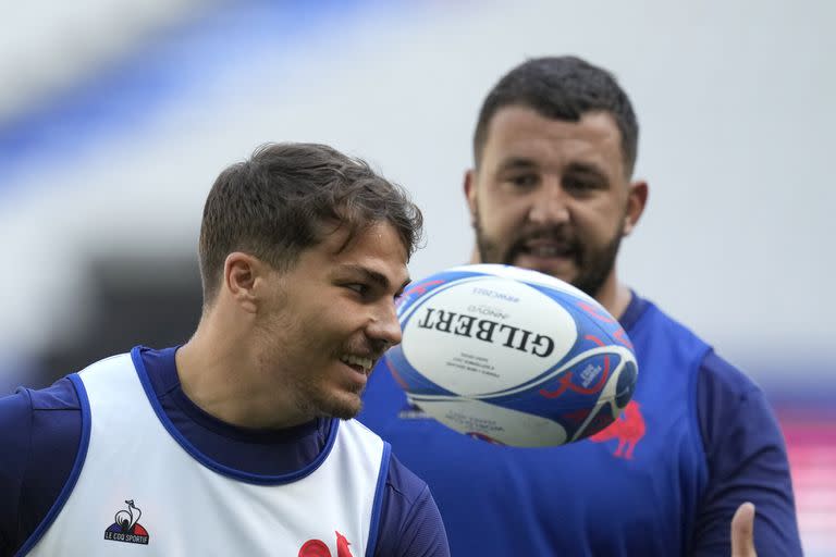 Antoine Dupont, crack francés y hoy por hoy el mejor rugbier del mundo; el medio-scrum no contará con el lesionado Romain Ntamack como compañero en la pareja de medios.