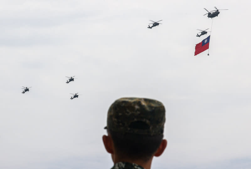 520國旗機隊全兵力組合訓練（2） 國軍7日在桃園龍潭龍城營區為520總統副總統就職典 禮進行國旗機隊編隊預演，領頭的CH-47SD契努克運 輸直升機吊掛巨幅國旗，預計將於就職典禮進行國歌 演唱時，飛越主席台。 中央社記者鄭清元攝  113年5月7日 