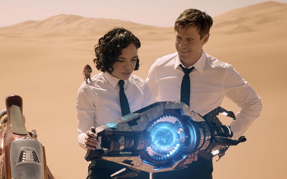 In "Men in Black: International" (2019) treten Tessa Thompson und Chris Hemsworth in die Fußstapfen von Agent J und Agent K. Sie stellen ein neues schlagkräftiges Duo der Geheimagenten-Truppe dar und ermitteln sowohl in Europa als auch in Nordafrika. Das Spin-off spielte über 250 Millionen US-Dollar ein - an die Original-Filme mit Will Smith und Tommy Lee Jones kam es in Sachen Kult-Faktor aber nicht heran. (Bild: © 2019 CTMG, Inc. / Sony Pictures Entertainment)