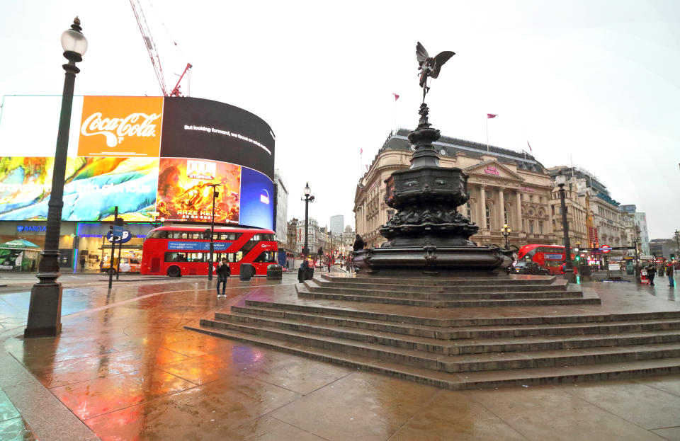  View of a deserted Piccadilly Circus public space amid Coronavirus threats in London.
UK Government is drawing up plans to enforce closure of restaurants, bars and cinemas in the capital and restrict use of public transport. The expected 'London Lock down' has already seen large empty spaces where tourists usually gather and deserted streets around landmarks due to the threat of a further spread of coronavirus. (Photo by Keith Mayhew / SOPA Images/Sipa USA) 