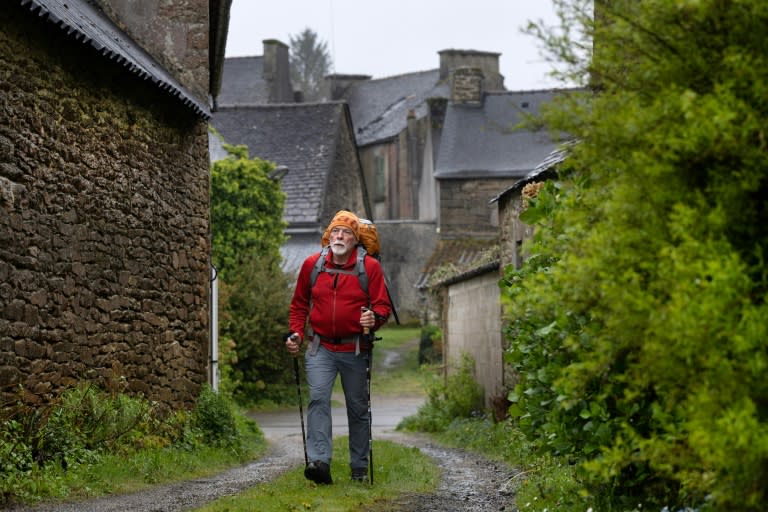 Le randonneur français Jean-Paul Duault marche sur un sentier à La Feuillée, dans l'ouest de la France, le 10 avril 2024 (Fred TANNEAU)