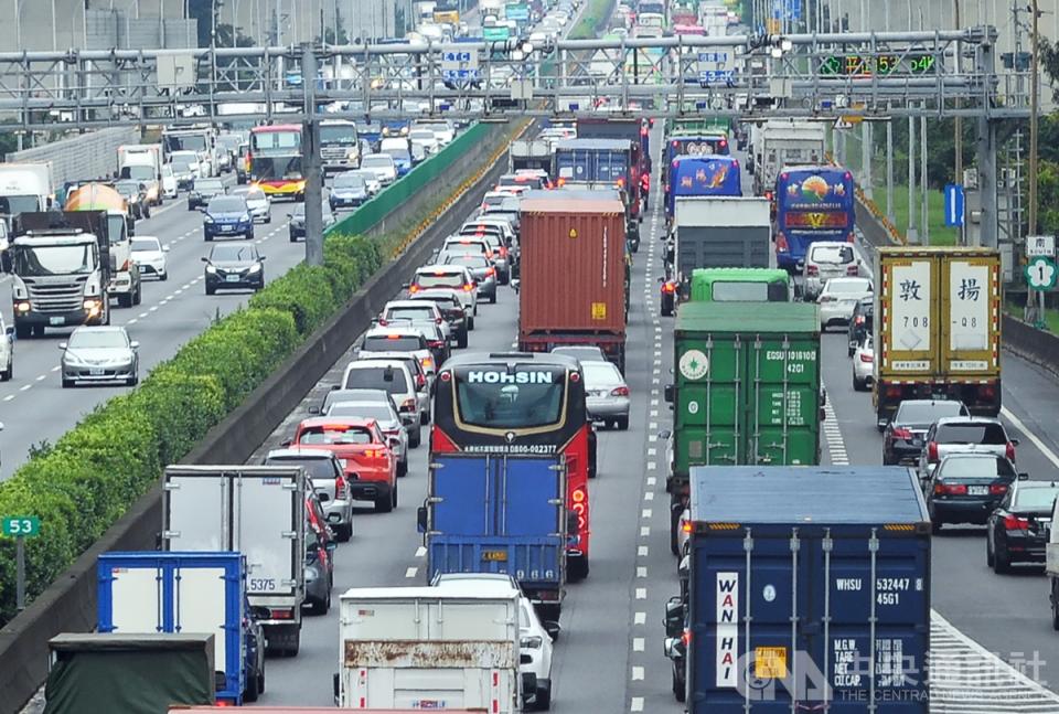 中秋連假前夕，國道一號中山高速公路桃園段南下車道 30日下午湧現車潮，車道上一度出現大量貨櫃車、聯結車、大貨車，與自小客車交織成一條長龍。（中央社）