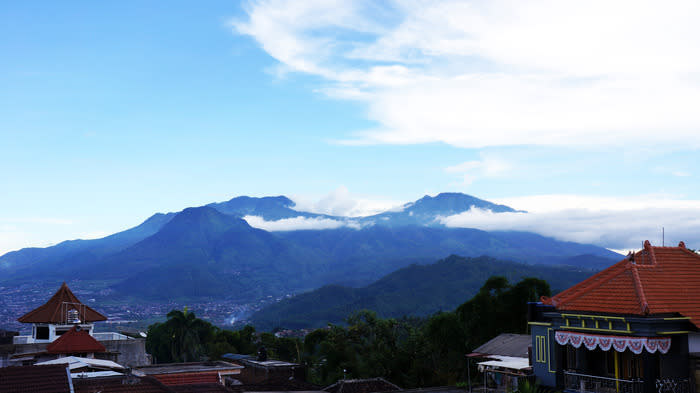 Batu's highland: The gorgeous mountainous view of Batu from the top of the fruit chips factory's building. (