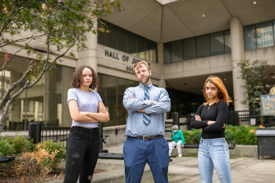 Matt Kaufmann, maestro de literatura en Louisville, Kentucky, con dos de sus estudiantes, Kaelyn Goatley, a la izquierda, y Onastajia Meiman, en Louisville, el 21 de octubre de 2020.  