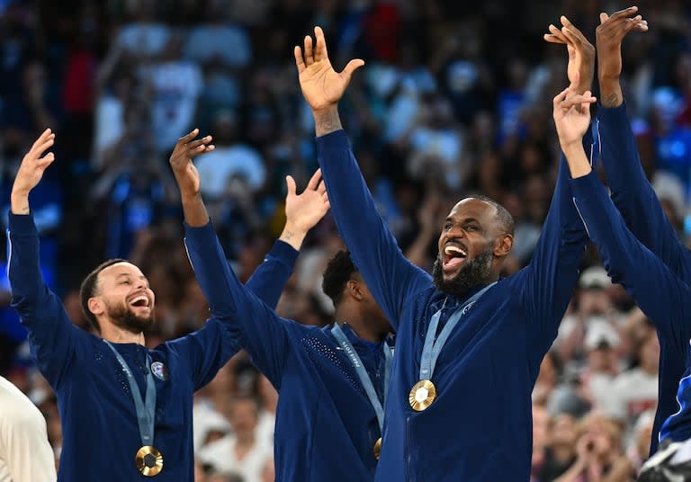 Stephen Curry y LeBron James celebran en el podio tras la victoria de Estados Unidos en el básquetbol masculino durante los Juegos Olímpicos de París 2024