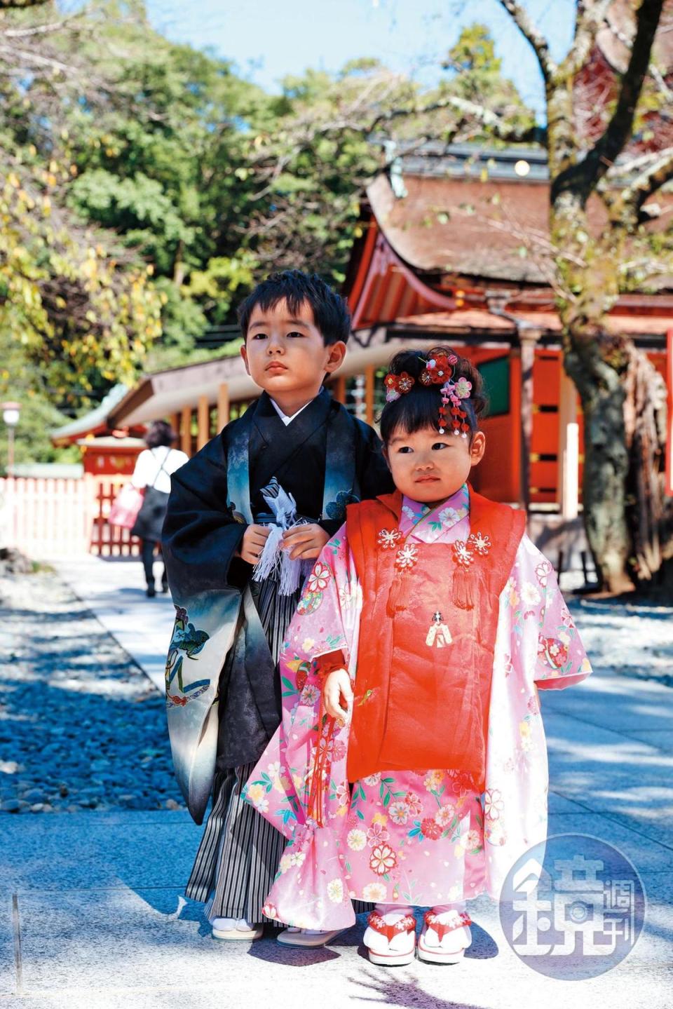 日本的「七五三」節日約在每年的11月15日，在那前後都可以帶著滿5歲的女孩、滿7歲的男孩或滿3歲的男、女孩到神社參拜。