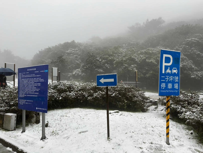 陽明山地區在今日凌晨開始降雪。（圖／翻攝自臉書／陽明山國家公園）