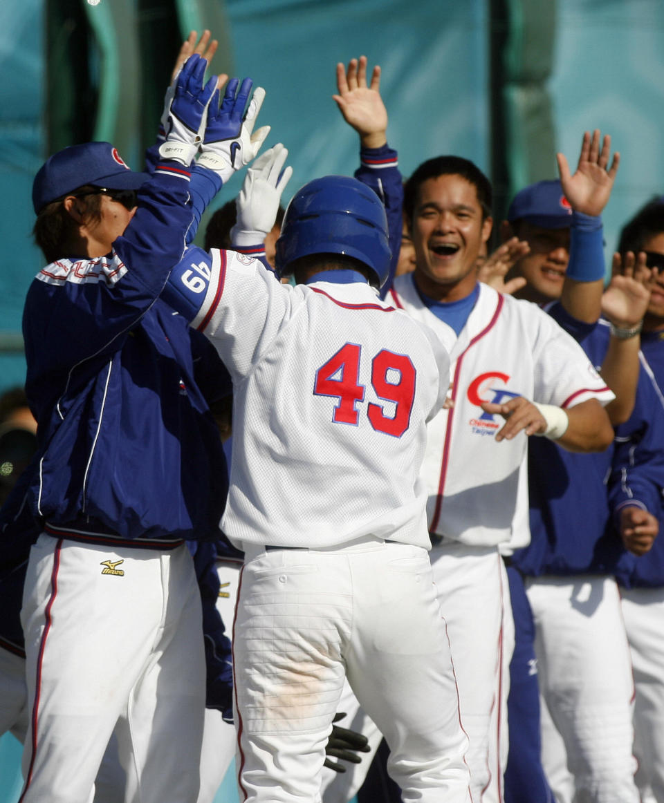 張泰山（圖49號）與林智勝都是國際賽常客。(Photo credit should read KARIM JAAFAR/AFP via Getty Images)