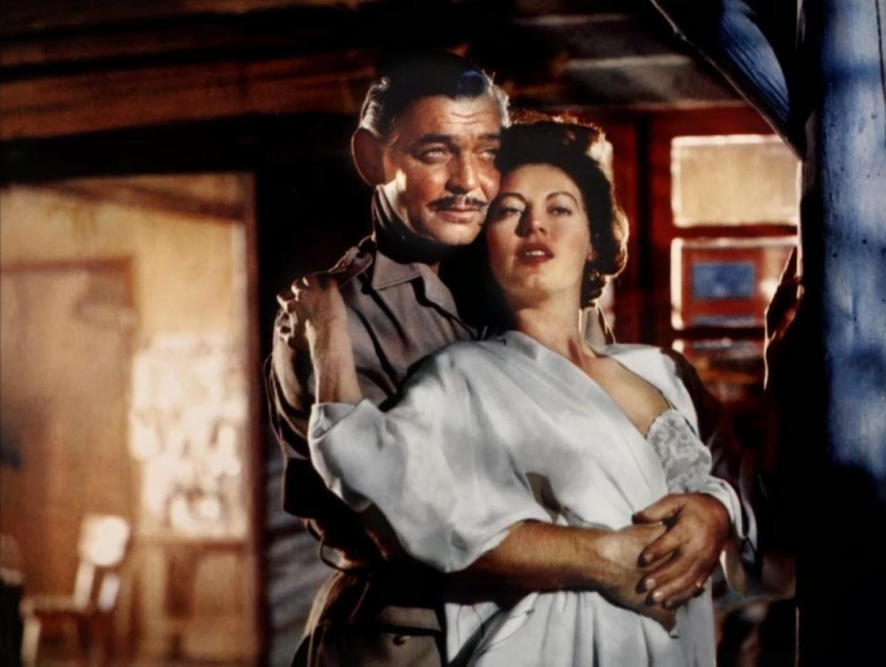 Clark Gable y Ava Gardner en una escena de _Mogambo_. La censura convirtió al matrimonio formado por los personajes de Grace Kelly y Donald Sinden en hermanos, dando lugar a escenas incestuosas. <a href="https://www.filmaffinity.com/es/filmimages.php?movie_id=887122" rel="nofollow noopener" target="_blank" data-ylk="slk:FilmAffinity;elm:context_link;itc:0;sec:content-canvas" class="link ">FilmAffinity</a>