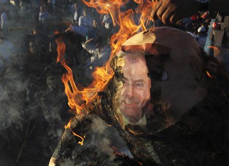 Demonstrators burn an effigy of Mexico's Finance Minister Luis Videgaray during a protest against the federal government's economic and tax reforms in Ciudad Juarez October 22, 2013. REUTERS/Jose Luis Gonzalez