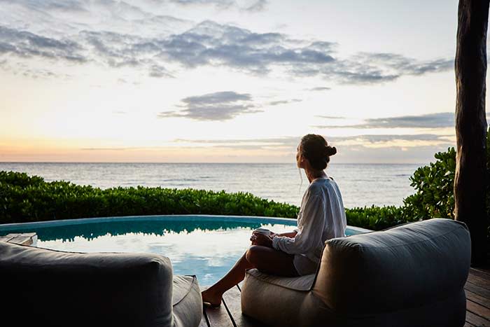 mujer mirando al horizonte