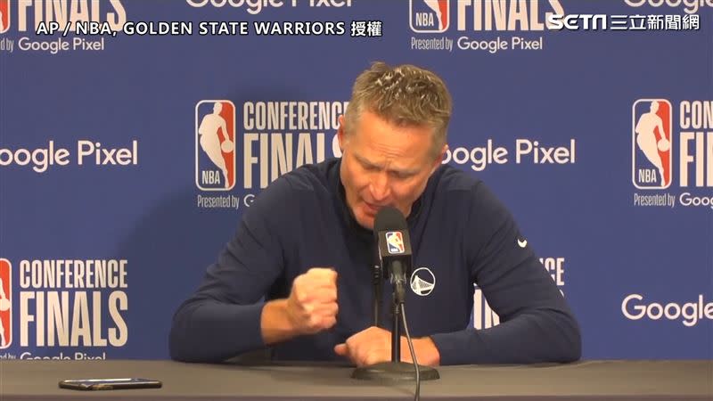 勇士隊總教練柯爾（Steve Kerr）今天在賽前記者會，針對德州槍擊案憤怒捶桌表達他的看法。（圖／AP授權）