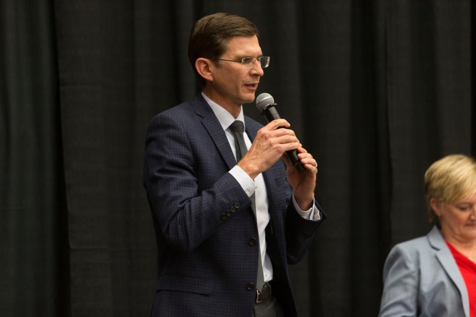 Republican candidate Neil Walter speaks during an election debate at the Dixie Convention Center on Tuesday, May 17.