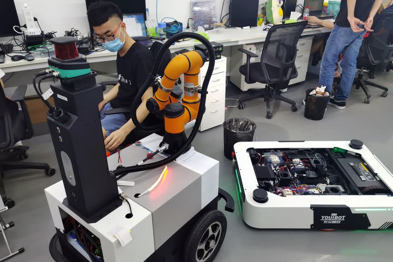 Un ingeniero de Youibot trabajando en uno de sus diseños de vehículos guiados automatizados en el laboratorio de ingeniería de la compañía de robótica en Shenzhen, provincia de Guangdong, China