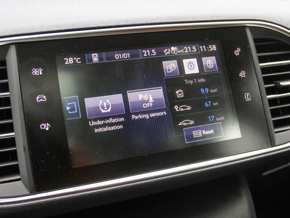 9.7吋全彩觸控螢幕，提供了多媒體娛樂、空調設定、車輛設定等多項功能。