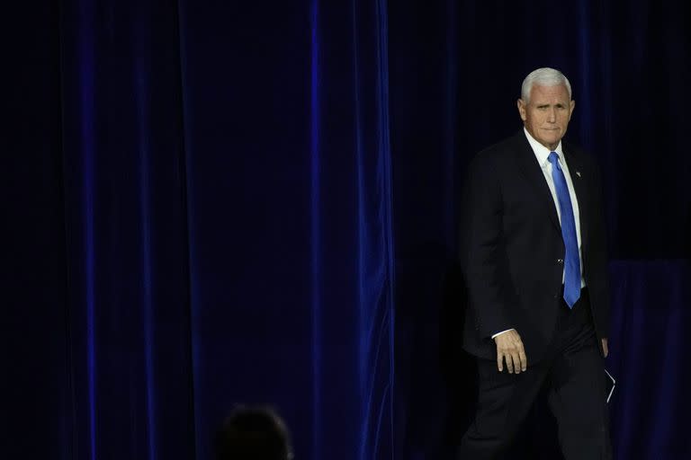 El exvicepresidente Mike Pence llega para hablar en una reunión anual de liderazgo el sábado 28 de octubre de 2023, en Las Vegas. (AP Foto/John Locher)