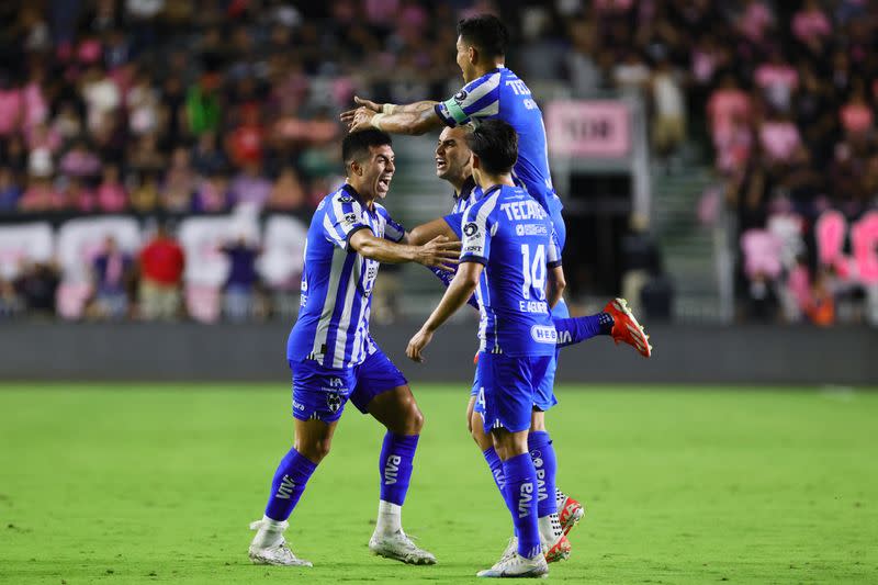 Jugadores del Monterrey celebran tras anotar uno de los dos goles con los que vencieron a Inter Miami en la Copa de Campeones de la Concacaf