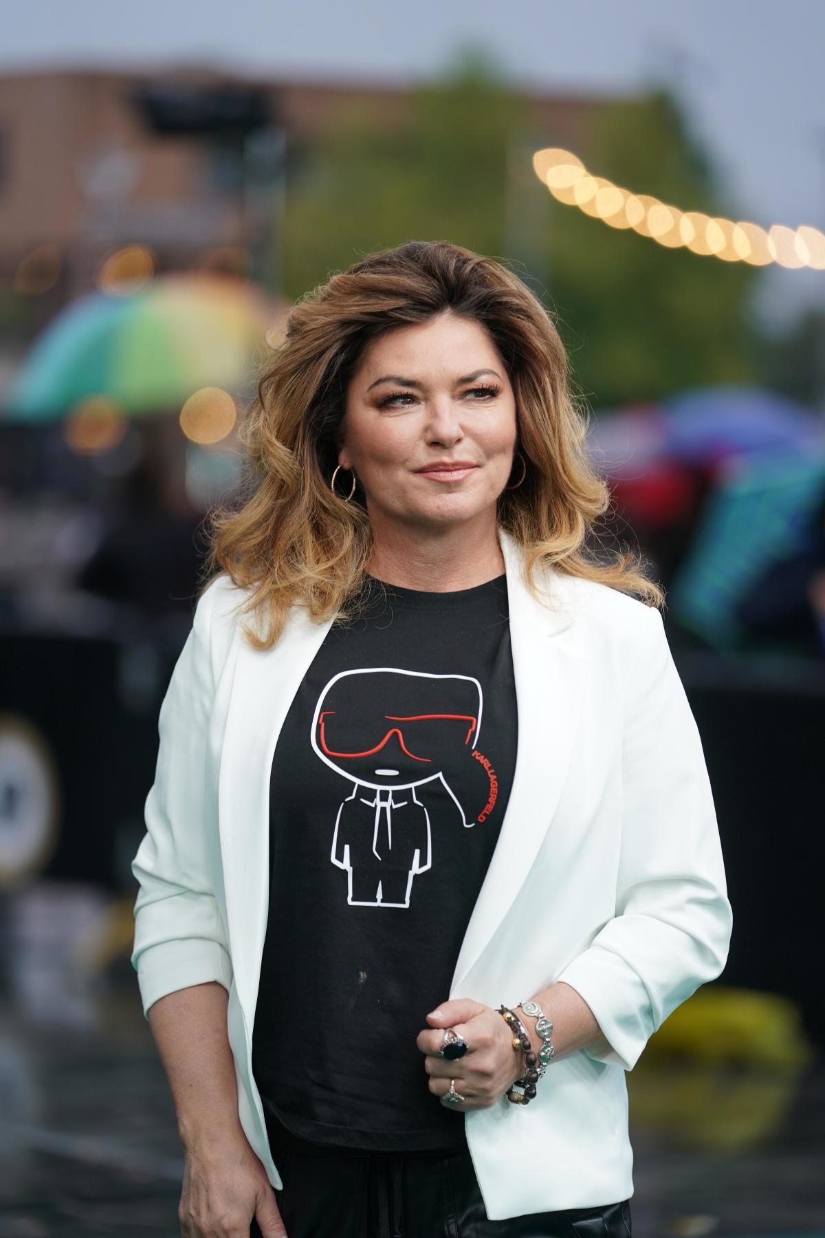 Shania Twain is unrecognizable while rocking long platinum blond hair