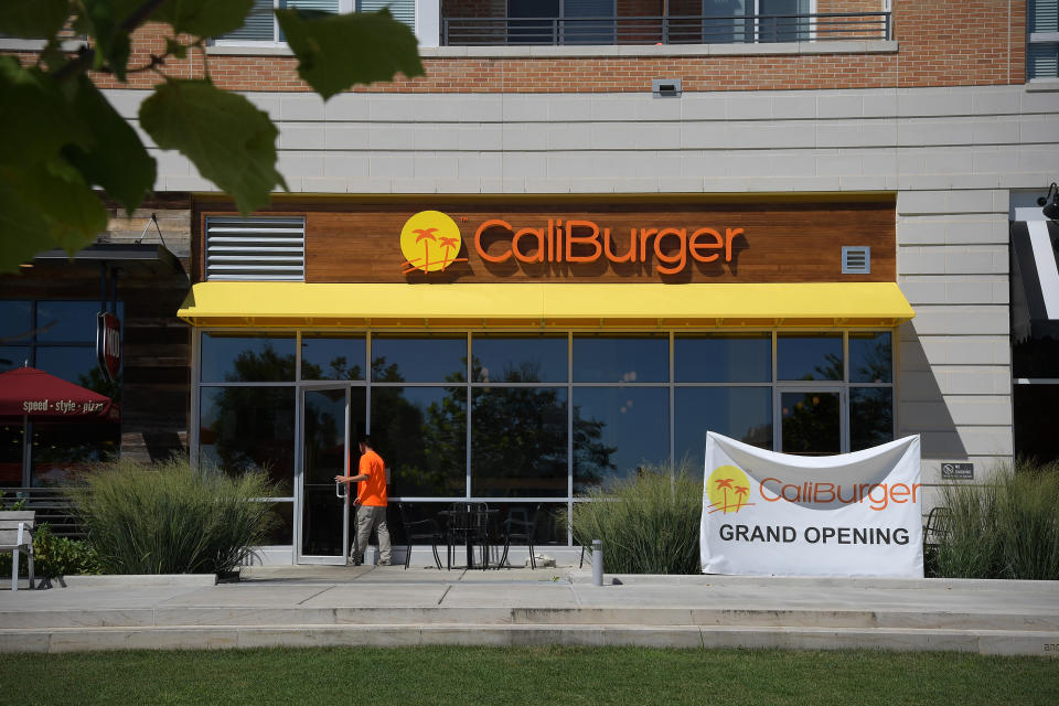 <p>In den USA ist es bereits soweit: Seit 2017 gibt es dort das Restaurant CaliBurger, in dem ein Roboter für die Burgerzubereitung zuständig ist. In der Studie “The Future of Employment”, die dem britischen “Guardian” vorliegt, ist der Job von Fast-Food-Köchen mit einem Risiko von 81 Prozent behaftet, automatisiert zu werden. (Foto: Getty) </p>