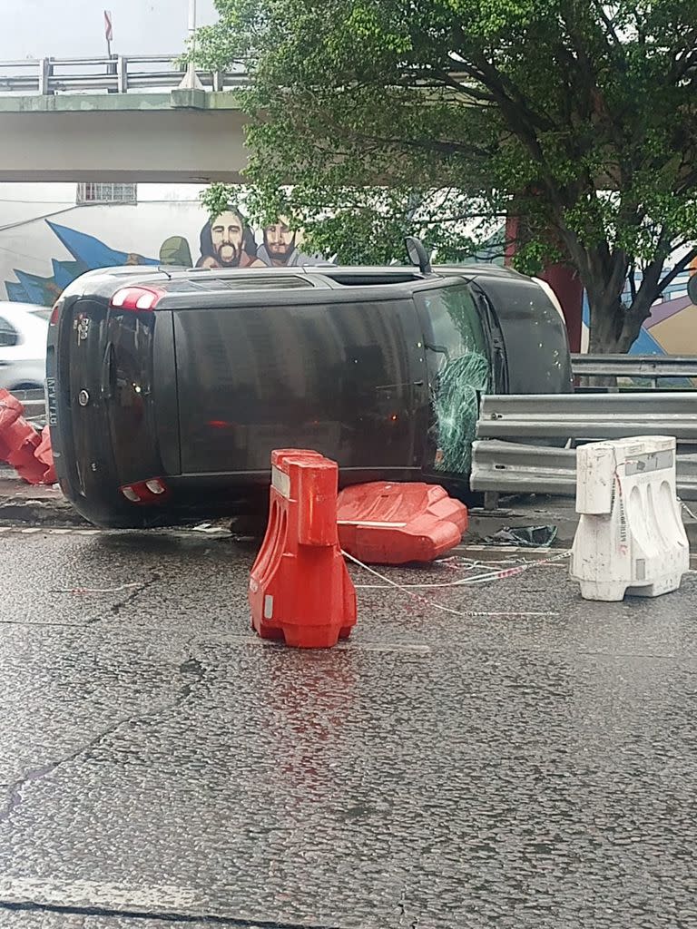 Un auto volcó sobre el Puente Pueyrredón