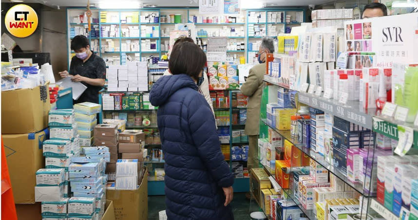 許多民眾希望「藥到病除」，因此偏好使用抗生素，根據台灣感染症醫學會今年的最新調查，69%民眾會到藥局自行購買抗生素。（示意圖／趙世勳攝）