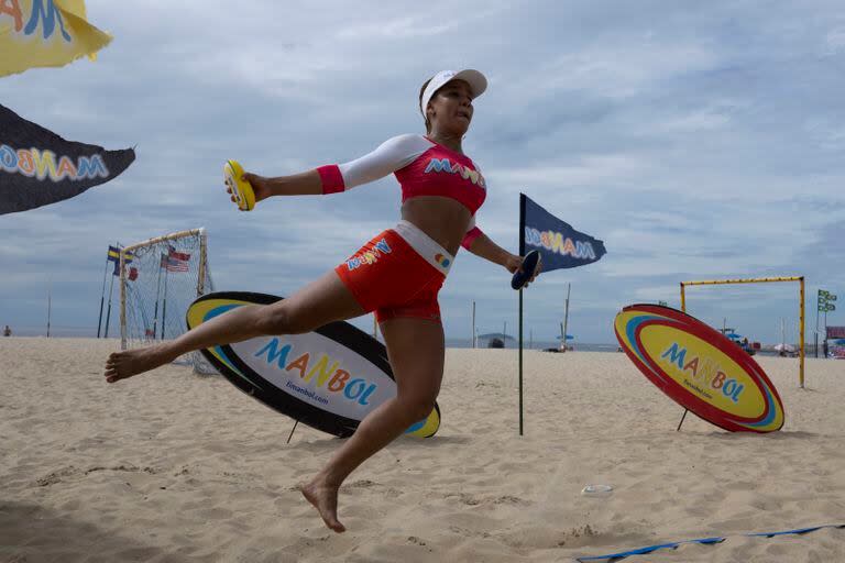 Una jugadora de manbol se entrena en la playa de Copacabana en Río de Janeiro