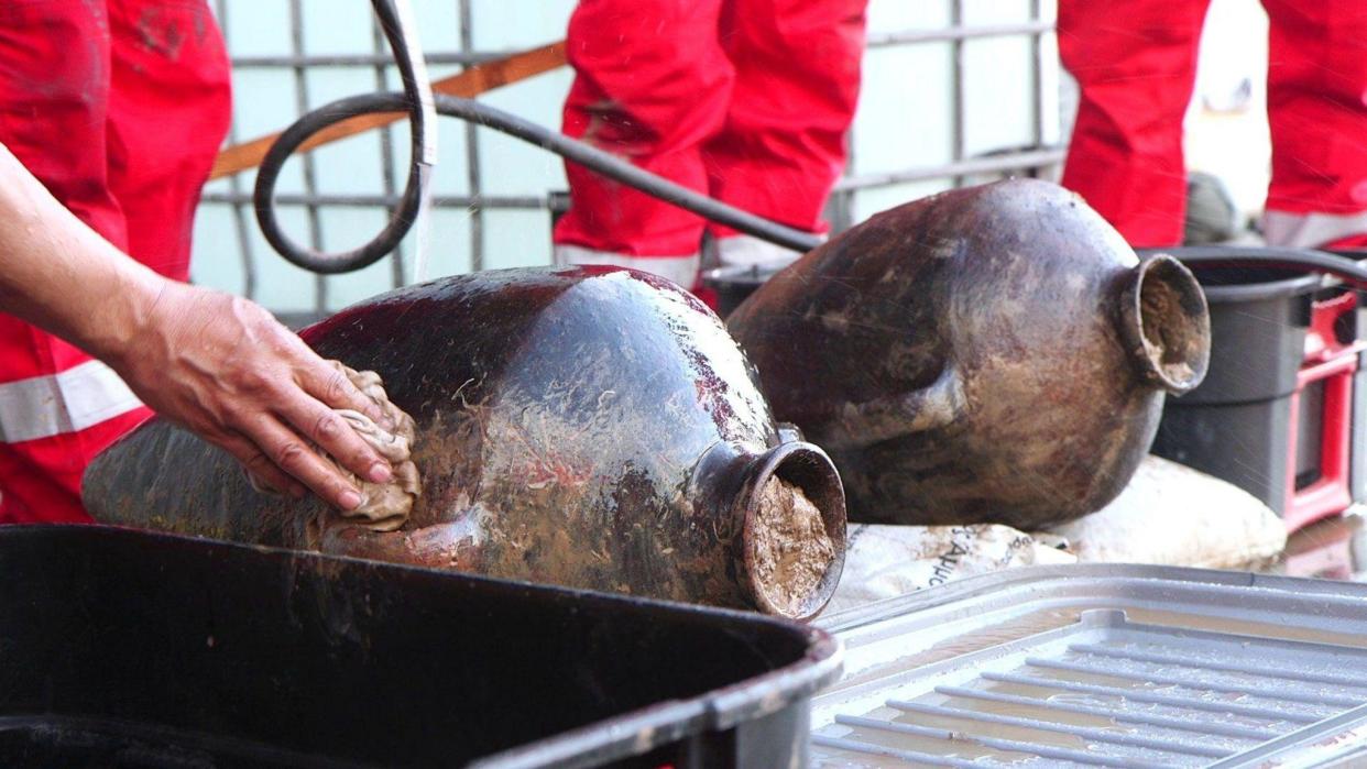 Dos de las ánforas antiguas halladas en el fondo del mar