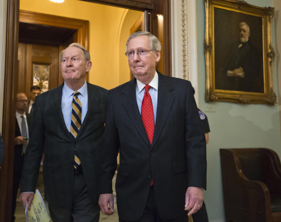 En esta fotografía del 21 de noviembre de 2013, el líder de la minoría republicana en el Senado, Mitch McConnell, de Kentucky, acompañado por su colega republicano Lamar Alexander, de Tennesee, salen de la cámara baja para hablar con los reporteros luego de una votación. Los legisladores de ambos partidos dijeron el domingo 24 de noviembre sentirse escépticos de que Irán se apegue a un nuevo acuerdo en torno a su programa nuclear y quieren que el Congreso prepare sanciones económicas endurecidas para aplicárselas a Teherán si el trato se viene abajo. (Foto AP/J. Scott Applewhite)