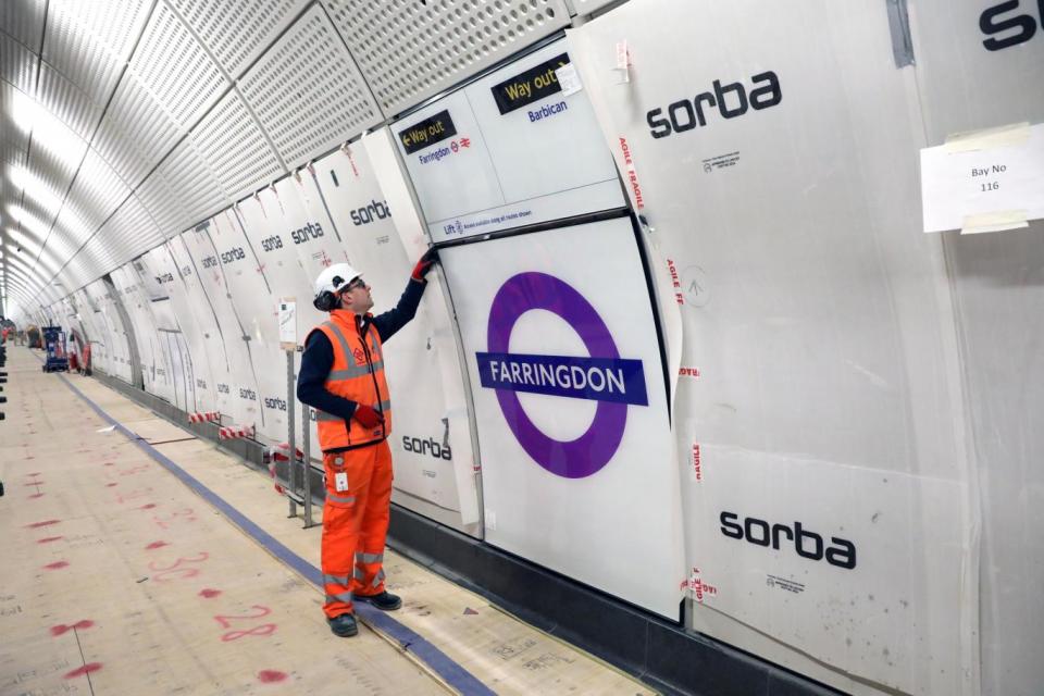 An Elizabeth line roundel is installed in Farringdon (By: Transport for London )