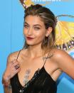 <p>Paris Jackson llamó la atención con la serpiente en su vestido/Getty Images </p>