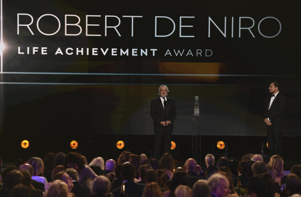 Robert De Niro recibe el premio a la trayectoria durante la ceremonia de los Premios SAG, el domingo 19 de enero del 2020 en Los Angeles. A la derecha el presentador del galardón, Leonardo DiCaprio. (AP Foto/Chris Pizzello)