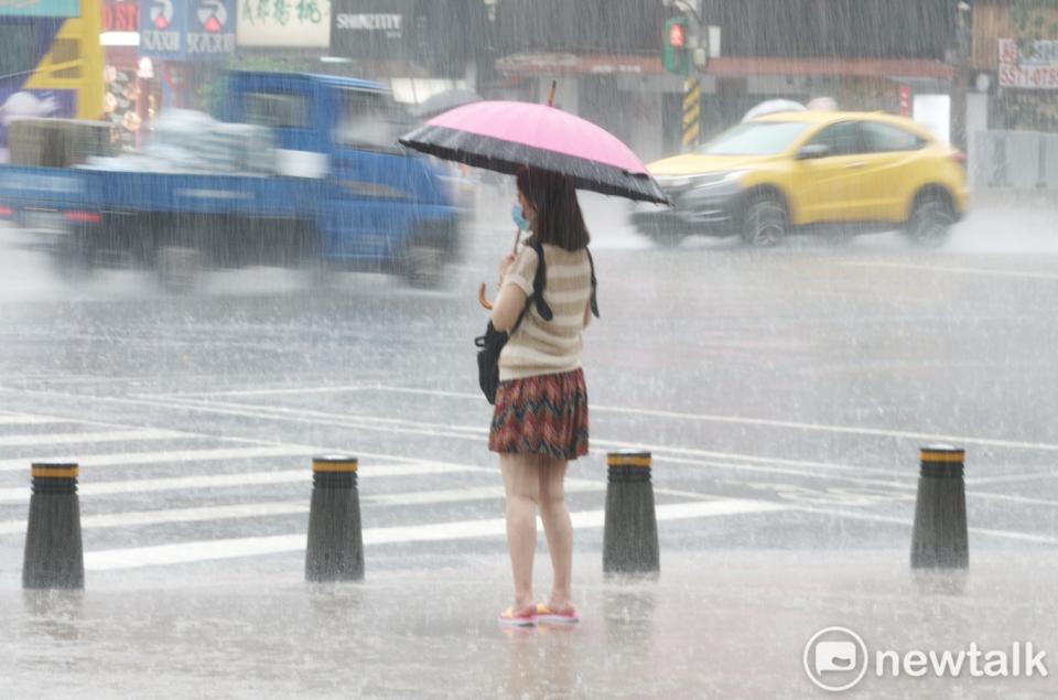 今日受鋒面、西南風影響，西半部及宜花地區都有明顯雨勢。   圖：張良一/攝