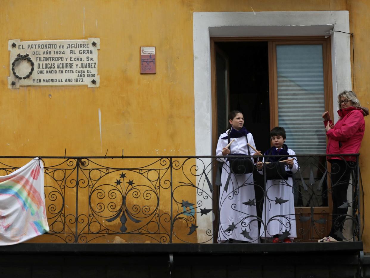 Spain Children balcony coronavirus 