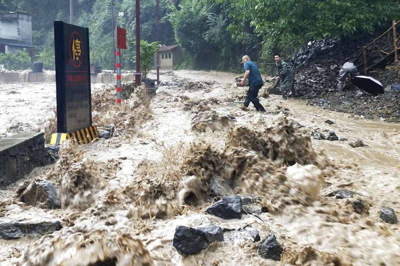 中國長江流域6月出現大規模、長時間的強降雨，各地洪災頻傳。（美聯社）