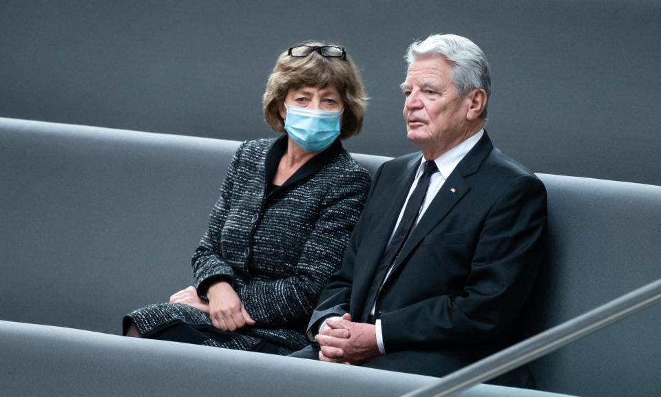 Joachim Gauck und seine Lebensgefährtin Daniela Schadt auf der Tribüne des Bundestags (Bild: Bernd von Jutrczenka/dpa)