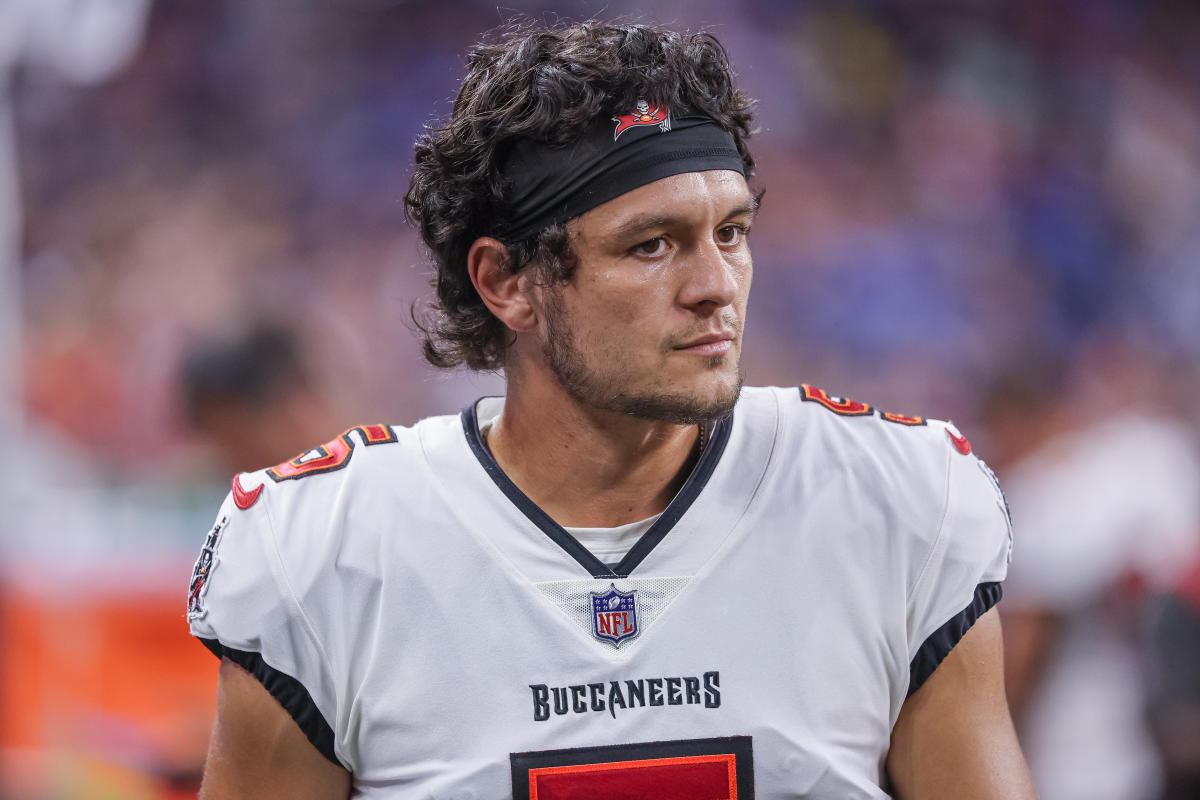 Buccaneers rookie punter hits bottom of video board at Jerry World on 1st  career punt