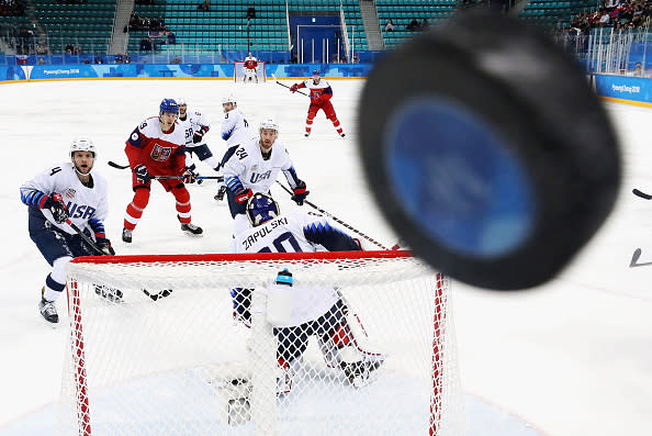 Enttäuschte Blicke auch bei den USA. Das Männer-Eishockeyteam schied im Viertelfinale überraschend gegen Tschechien aus.